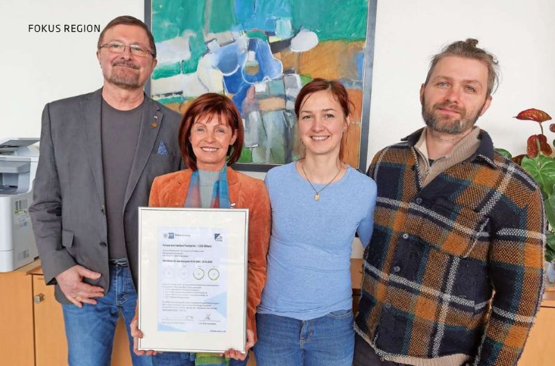 Die Mitarbeitenden von Allresist halten das CO2-Bilanz Zertifikat von The Future Living stolz in den Händen.