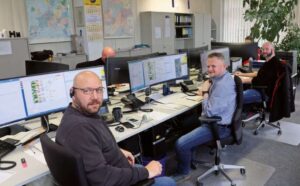 Mitarbeiter der Firma Euba Logistic im Büro vor ihren Computern