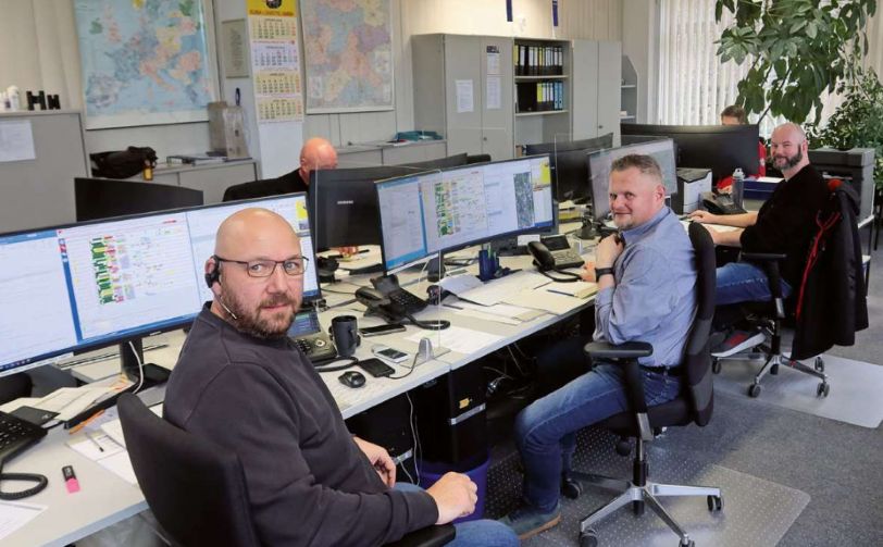 Mitarbeiter der Firma Euba Logistic im Büro vor ihren Computern