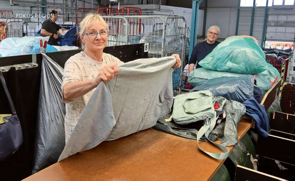 Humana Mitarbeiterinnen beim Sortieren von Kleidung