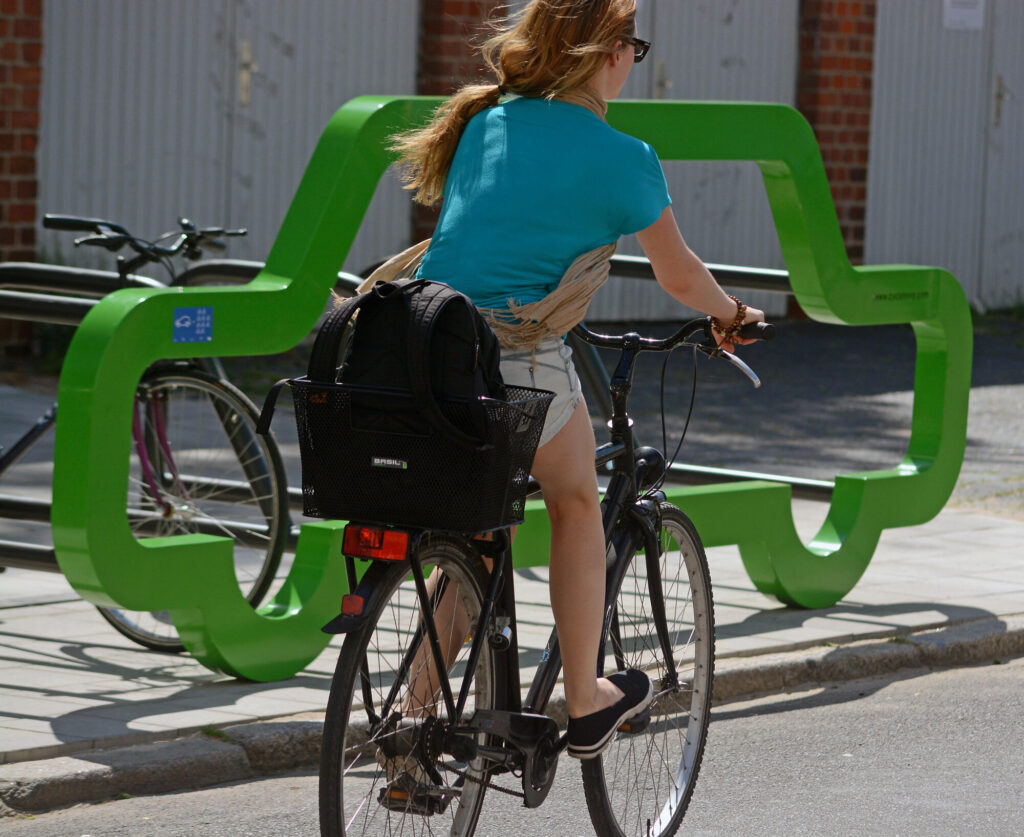 Foto Fahrradfahrerin (Fotoagentur Nordlicht) zum Presseartikel von der Website der Hanse- und Universitätsstadt Rostock